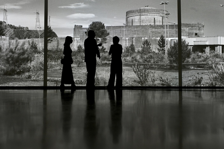 Ixone Sádaba (derecha) explica su trabajo, proyectado a tamaño real.