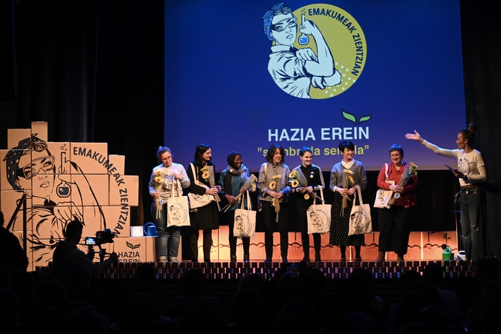 60 jarduera baino gehiagoko programa zabal bat diseinatu du  Emakumeak Zientzian ekimenak.