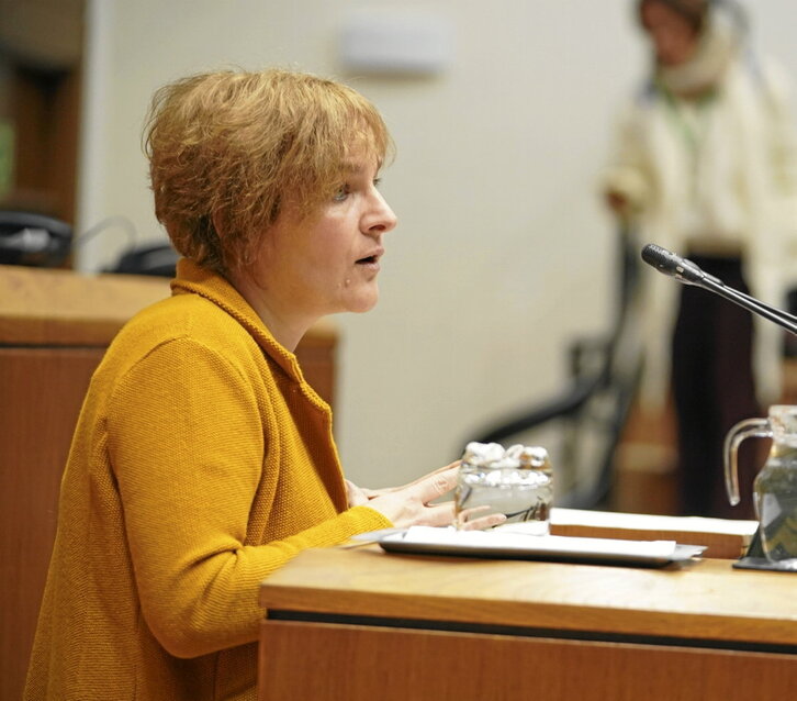 Rebeka Ubera, parlamentaria de EH Bildu, en la tribuna de oradores.