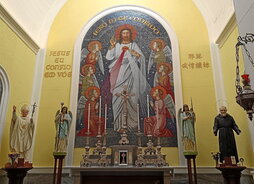 Irudiotan, Macaon jasotako irudi desberdinak. Kaleko errotulu askotan bi hizkuntza agertzen diren arren, portugesak oso indar gutxi dauka gaur egun.