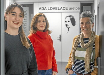 Ezker-eskuin, Paula Isla, Arantza Muriana eta Olatz Arbelaitz zientzialariak, azken honek lan egiten duen Donostiako UPVEHUren Informatika Fakultatean.