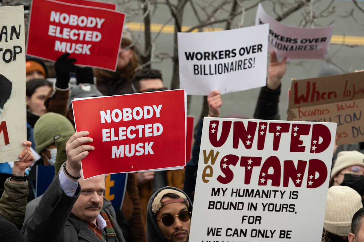 Elon Musken aurkako protesta, AEBko Kongresuaren aurrean. (Zach D. ROBERTS/NUR PHOTO-AFP)
