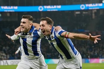 Barrenetxea y Oyarzabal celebran el tanto que ponía la eliminatoria de cara para la Real.