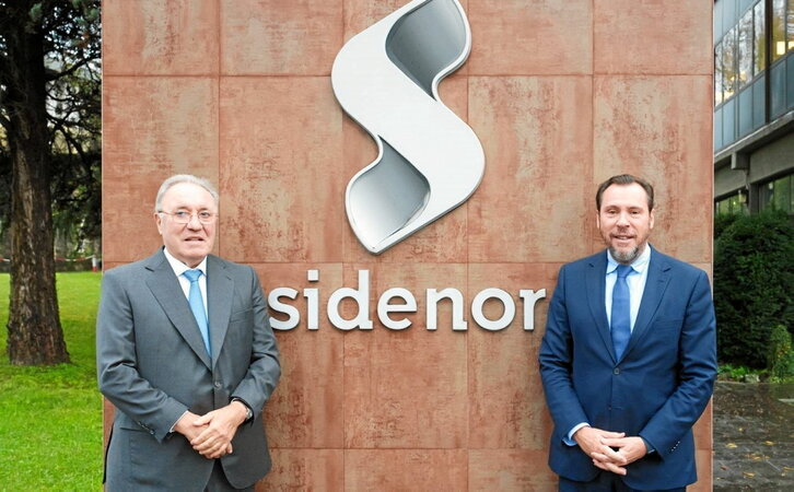 José Antonio Jainaga, propietario de Sidenor, y el ministro español Óscar Puente, en una visita a la empresa.
