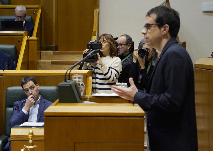 El lehendakari, Imanol Pradales, atiende a la intervención del portavoz de EH Bildu, Pello Otxandiano.