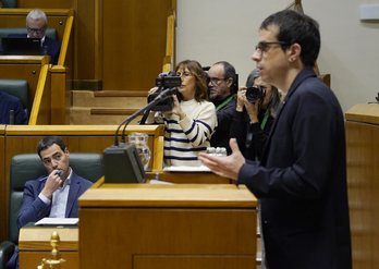 El lehendakari, Imanol Pradales, atiende a la intervención del portavoz de EH Bildu, Pello Otxandiano.