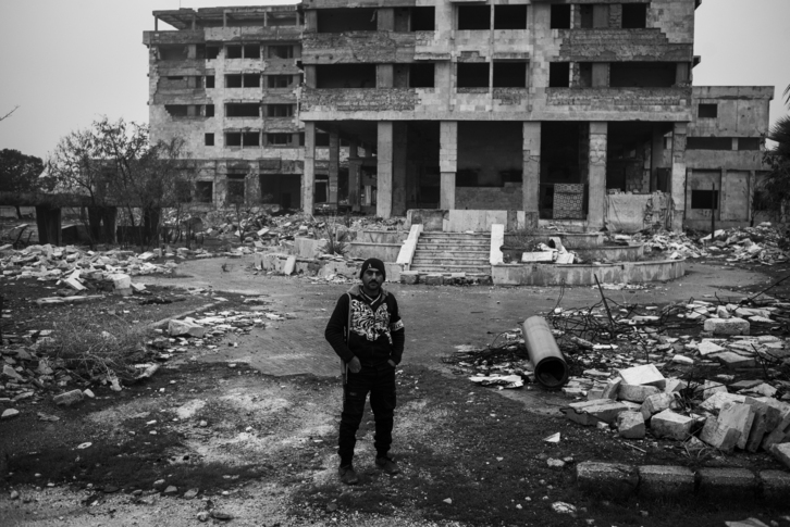 Ali Alepoko hospitale oftalmologikoa atzean duela. (Egilea: Andoni Lubaki)