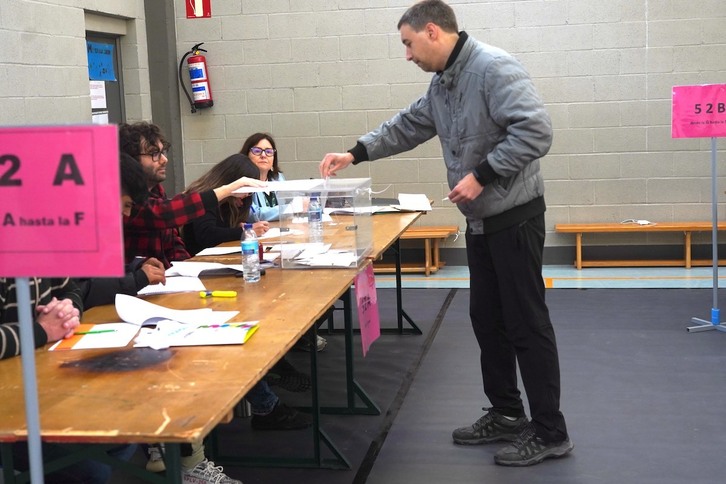 Un votante introduce su papeleta en la urna en las pasadas elecciones autonómicas.