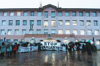 Concentración vecinal esta mañana ante la casa consistorial de Abanto.