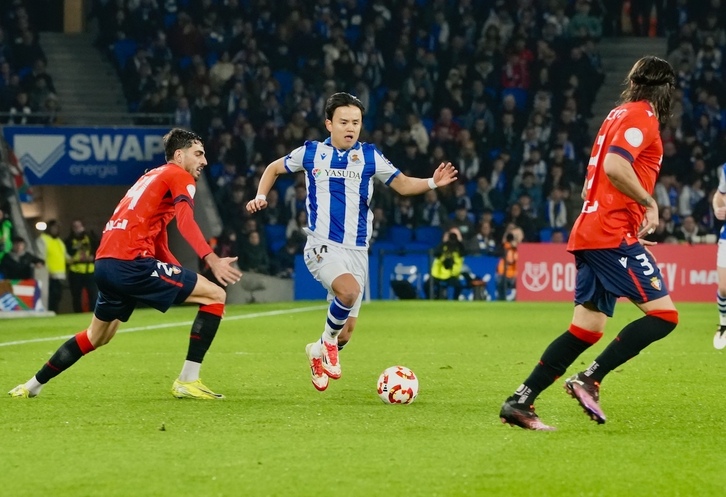 Take Kubo se marcha de Catena y trata de desbordar a Juan Cruz en el choque copero contra Osasuna.