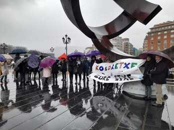 Koloretxe elkarte feministak Bilboko Udaletxearen aurrean egindako mobilizazioa.