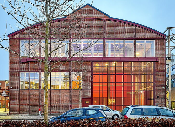 Preservación de la fachada original de estructura metálica y ladrillo visto.