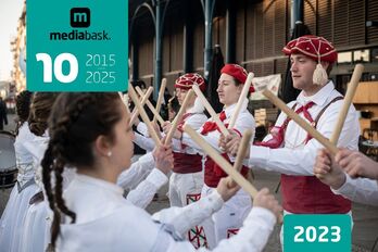 Les jeunes femmes ont suivi le code vestimentaire établi il y a plus d'un siècle.