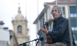 Imagen de 2012 de Paco Ibáñez en el concierto ofrecido en el velero Estelle, que ponía rumbo a Gaza.