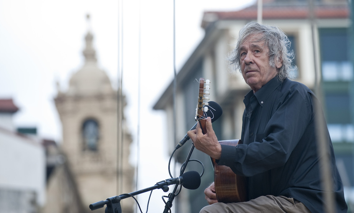 Imagen de 2012 de Paco Ibáñez en el concierto ofrecido en el velero Estelle, que ponía rumbo a Gaza.