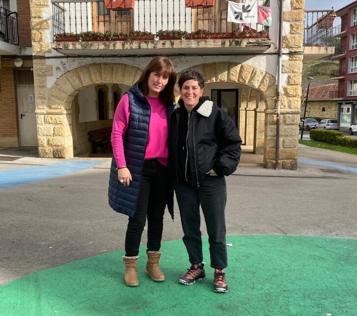 Irudian, Eneritz Agirre alkatea eta Miren Artetxe.