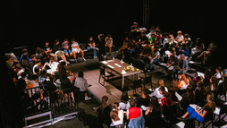 ‘Epaiketa arrotzari’ antzezlanaren irudia.