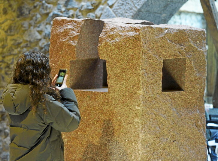 Erakusketa Chillida Lekuko Zabalaga baserrian ikusgai egongo da ekainera arte.