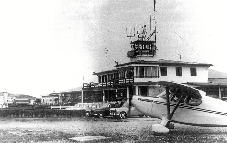 Sobre estas líneas, una imagen del aeropuerto de Sondika en aquellos años 50 del pasado siglo.