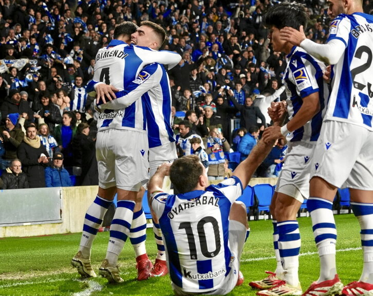 Barrenetxea, que se abraza a Zubimendi, anotó el 1-0 y allanó el camino a la Real.