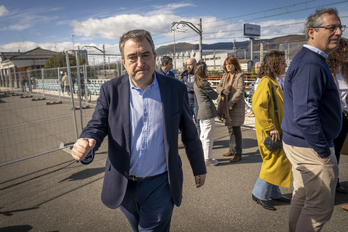Aitor Esteban, junto a Markel Olano, en un acto electoral en Irun.