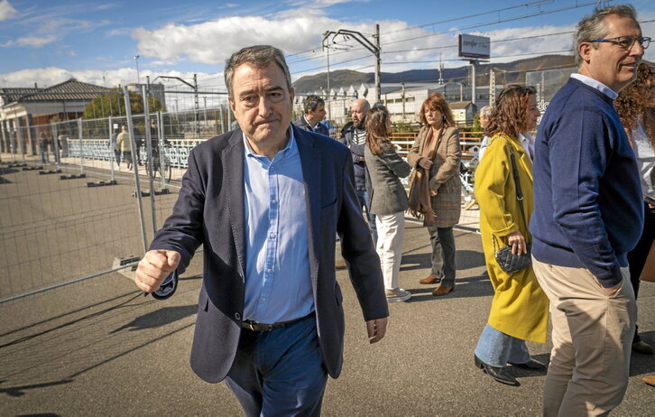 Aitor Esteban, junto a Markel Olano, en un acto electoral en Irun.