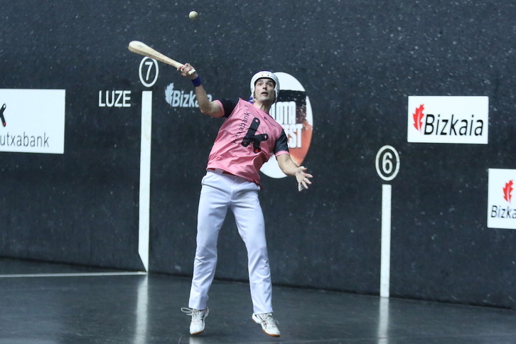 Esta vez sí, en su segunda final Urrutia se ha hecho con la txapela del Individual.