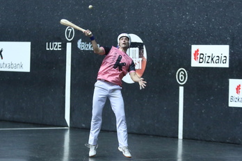 Esta vez sí, en su segunda final Urrutia se ha hecho con la txapela del Individual.