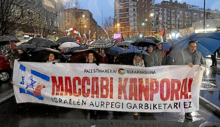 A pesar del tiempo de perros, la manifestación de Palestinarekin Elkartasuna reunió a miles de personas.