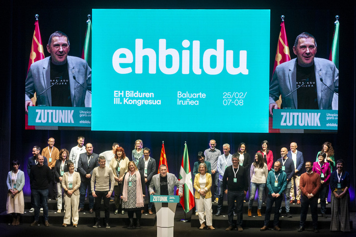 Arnaldo Otegi y la mesa política de EH Bildu, ratificado en el III Congreso de la coalición.