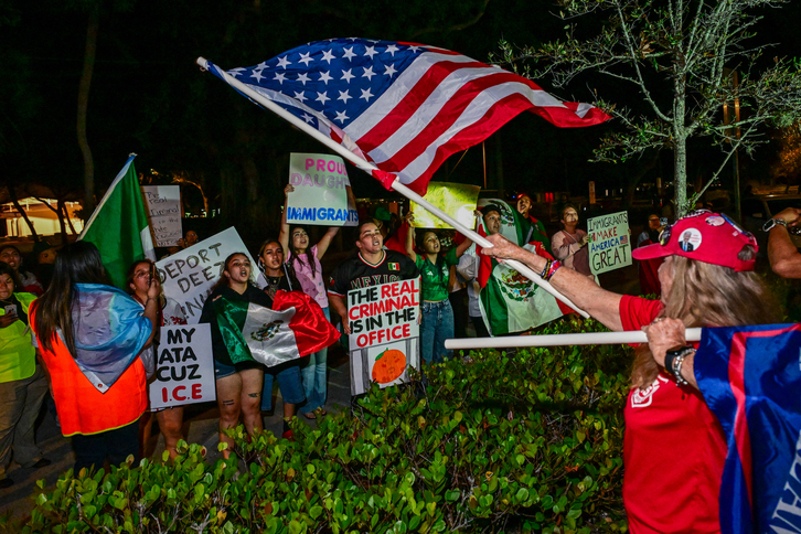 Partidarios de Trump confrontan una manifestación de Latinos Unidos contra la deportación.