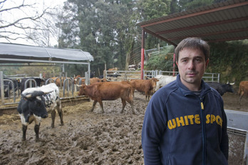 Irudian, Saka ganadutegiko abeltzain Asier Arrizabalaga, atzean abelburuak dituela.