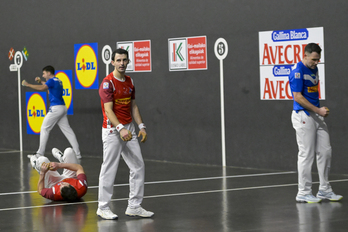 Altuna, galdutako pilota baten ostean.