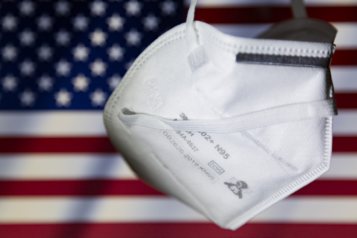 Musuko bat, AEBetako ikurraren gainean.