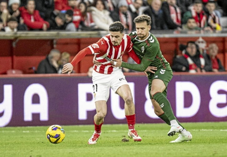 Carrillo, que vio la roja, pugna con Nico Serrano.