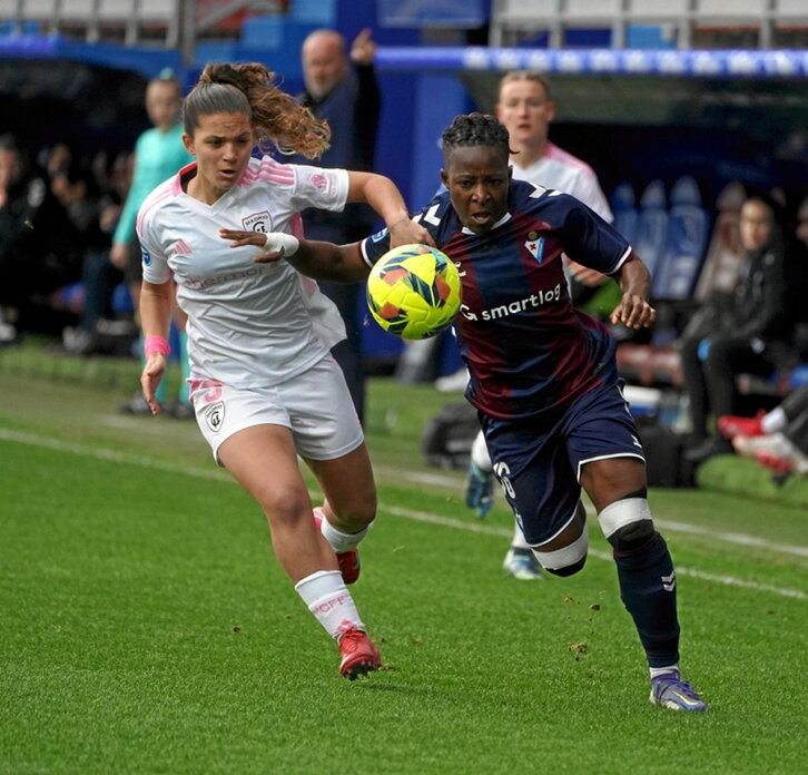 Esther y Amani corren tras el balón.