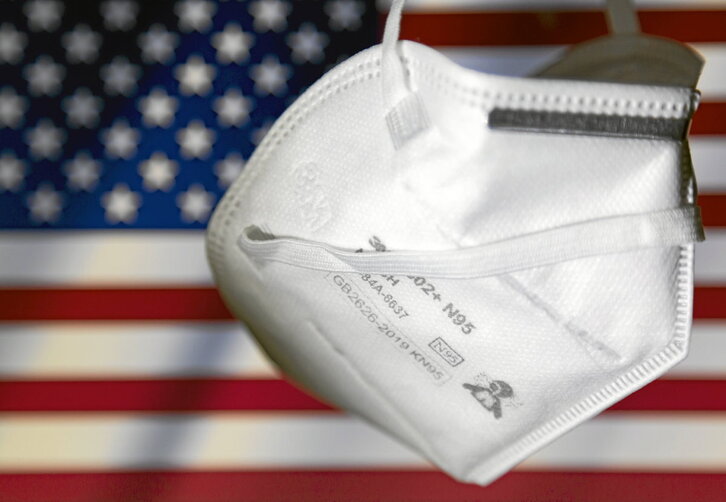 Musuko bat, AEBetako ikurraren gainean.