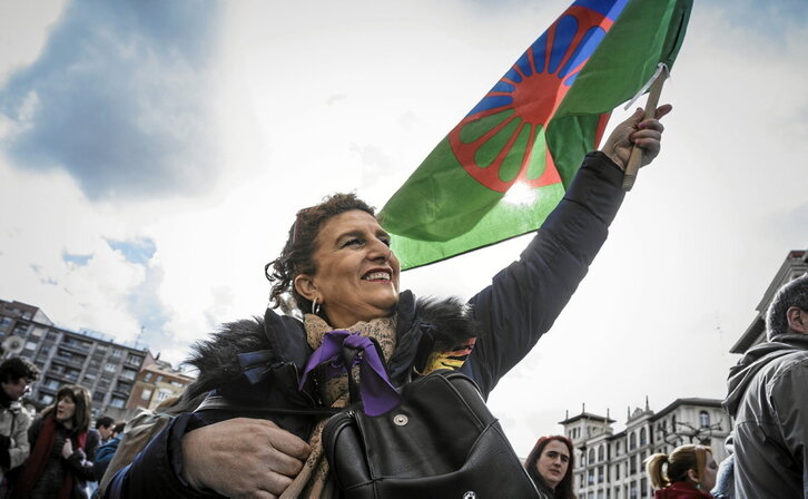 Ijito herriaren bandera eskuan, bere kultura goratzen ari zen emakume baten artxiboko irudia.