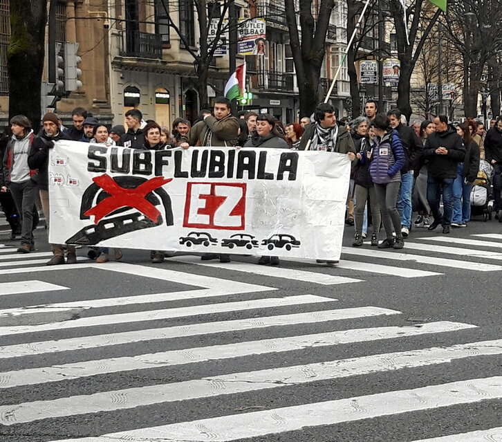 Manifestación que ayer se celebró en Bilbo contra el proyecto del subfluvial.