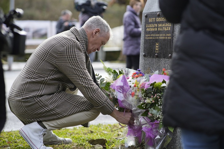 Ofrenda floral en recuerdo a Alberto Sololuze y Joaquín Beltrán.