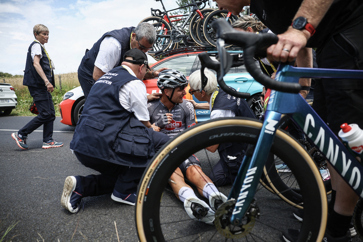 El corredor belga Jonas Rickaert (Alpecin) recibe asistencia médica tras una caída durante la 12ª etapa del Tour de Francia. 