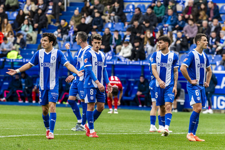 Jugadores del Alavés, frustrados durante el partido contra el Getafe.