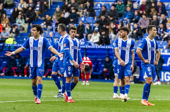 Jugadores del Alavés, frustrados durante el partido contra el Getafe. 