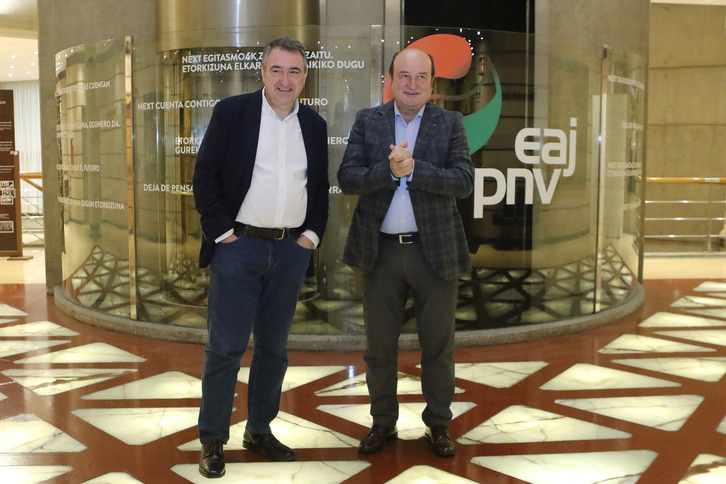 El futuro presidente de EBB, Aitor Esteban, junto al actual, Andoni Ortuzar, el pasado noviembre.