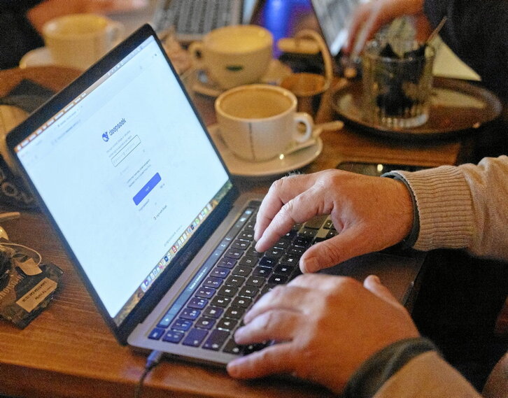 Una persona prueba el «chatbot» DeepSeek.