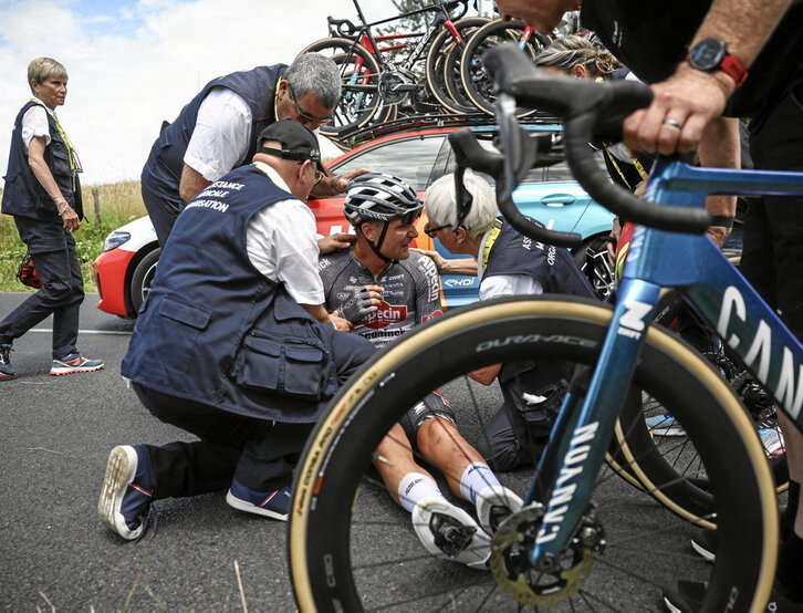 El corredor belga Jonas Rickaert (Alpecin) recibe asistencia médica tras una caída durante la 12ª etapa del Tour.
