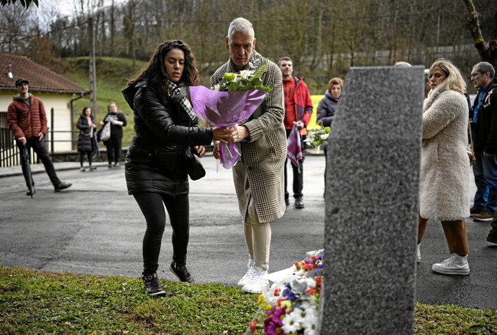 Ofrenda floral en el monolito que recuerda a Alberto Sololuze y Joaquín Beltrán.