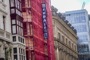 Obras de rehabilitación en un edificio del centro de Bilbo.