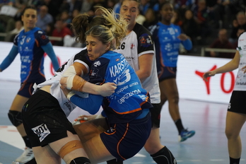 Karsten defiende una jugada de Fredrikstad en el partido de Gasca.