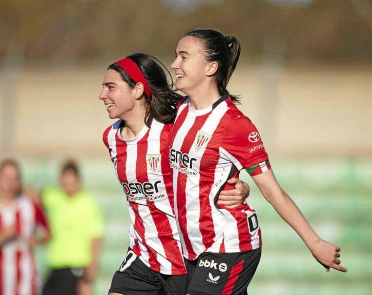 Azkonak, irudian Elexpururekin, denboraldiko lehen golak sartu zituen.